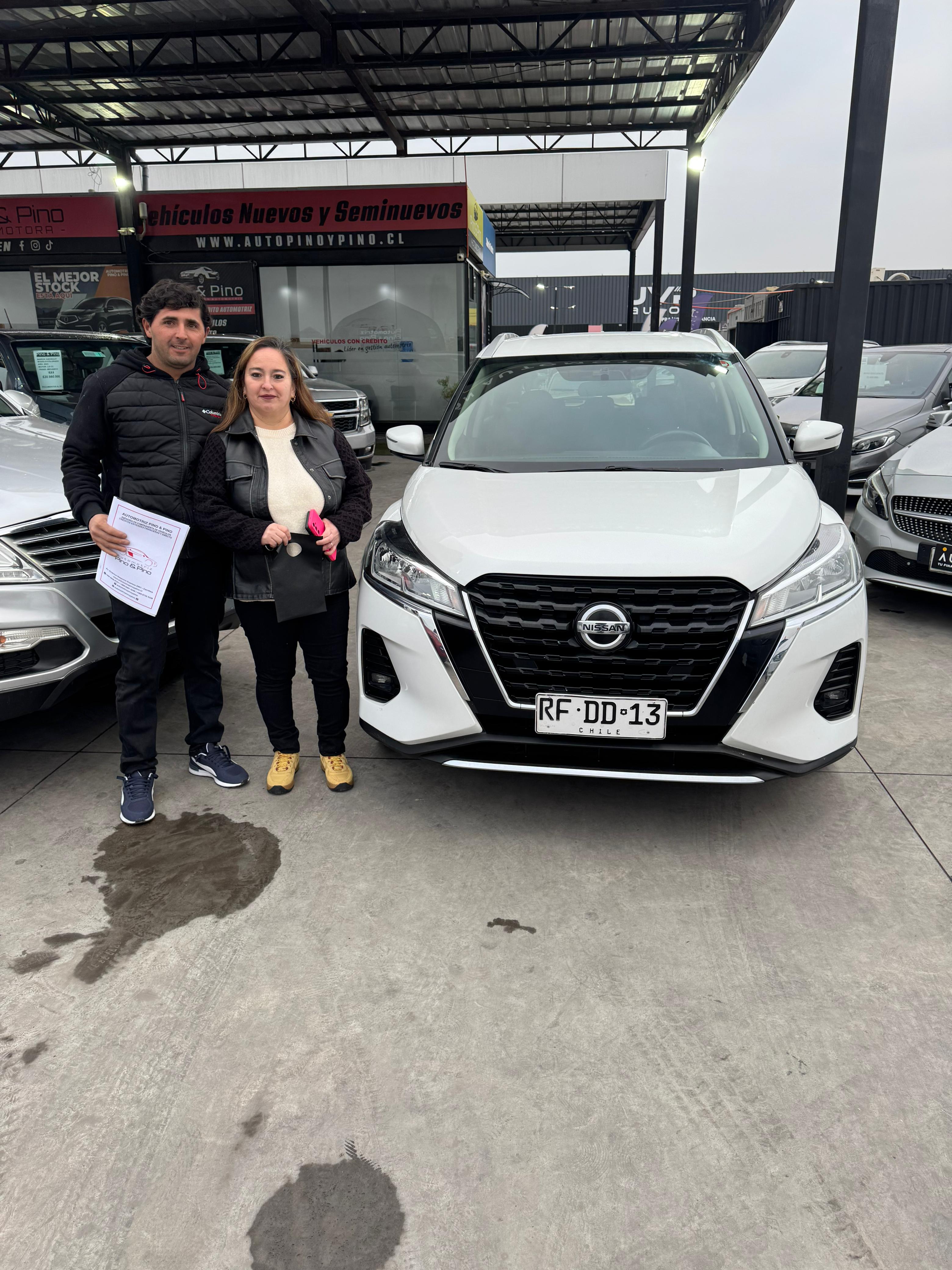 Cliente feliz con su vehículo